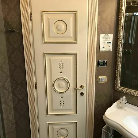 Del Sole-roma Piazza Di Spagna Ripetta Pensjonat