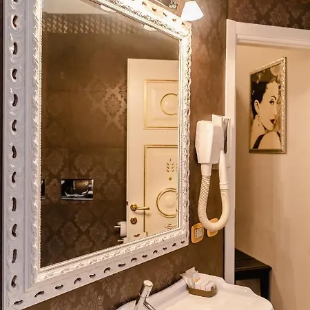 Del Sole-roma Piazza Di Spagna Ripetta Pensjonat